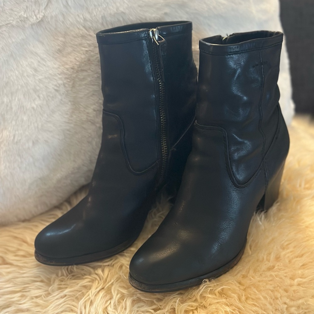 FRYE Patty Artisan Leather Black Ankle Booties Size 7